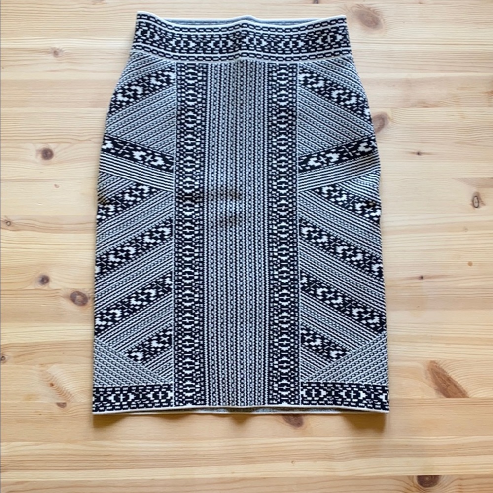 Small BCBG Maxazria bandage skirt black & creme